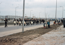 831368 Afbeelding van een muziekkorps tijdens een boomplantdag in de wijk Kanaleneiland (Beneluxlaan) te Utrecht.